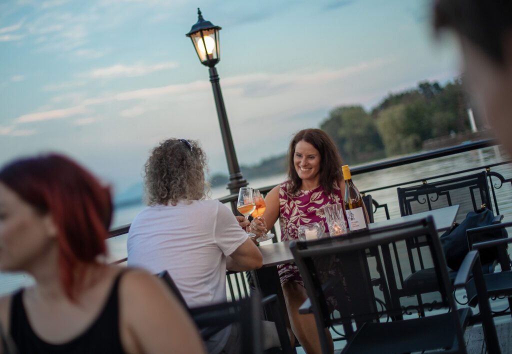 Strankurhaus-Strandwirt-Waging-am-See-Seeterrasse